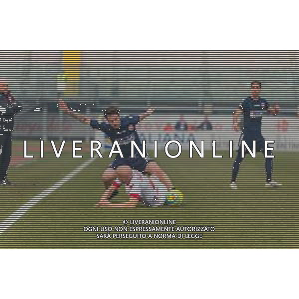 Campionato di Calcio Serie C - Lega Pro 2019/2020 Padova, Italia 02/02/2020 Padova vs Pesaro Nella foto: Il fallo di Davide Voltan (Vis Pesaro) ai danni di Claudio Santini (Padova) FOTO MATTIA RADONI-ALESSIO MARINI-AG ALDO LIVERANI SAS