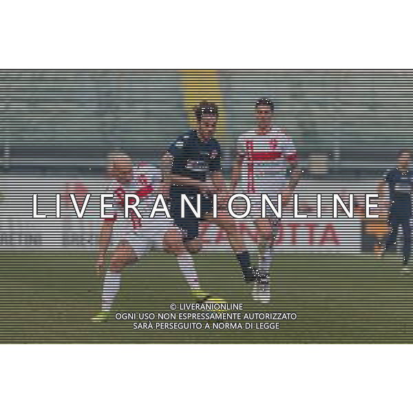 Campionato di Calcio Serie C - Lega Pro 2019/2020 Padova, Italia 02/02/2020 Padova vs Pesaro Nella foto: Davide Voltan (Vis Pesaro) scarta Claudio Santini (Padova) FOTO MATTIA RADONI-ALESSIO MARINI-AG ALDO LIVERANI SAS