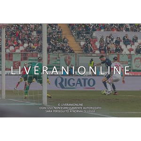 Campionato di Calcio Serie C - Lega Pro 2019/2020 Padova, Italia 02/02/2020 Padova vs Pesaro Nella foto: Francesco Marcheggiani (Vis Pesaro) cerca il tiro contrastato da Paolo Frascatore (Padova) FOTO MATTIA RADONI-ALESSIO MARINI-AG ALDO LIVERANI SAS