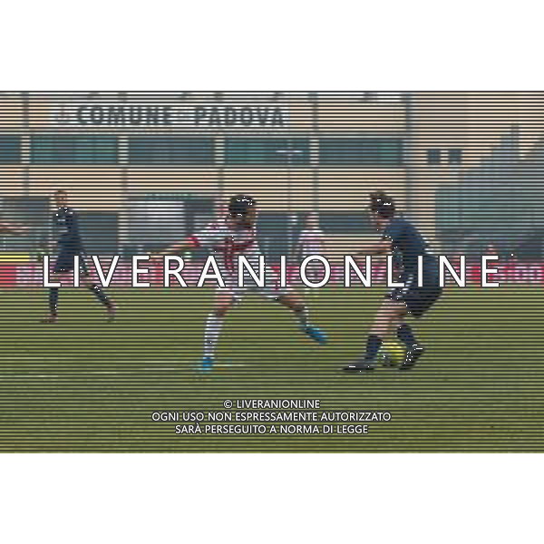 Campionato di Calcio Serie C - Lega Pro 2019/2020 Padova, Italia 02/02/2020 Padova vs Pesaro Nella foto: Davide Voltan (Vis Pesaro) scarta Ivan Rondanini (Padova) FOTO MATTIA RADONI-ALESSIO MARINI-AG ALDO LIVERANI SAS