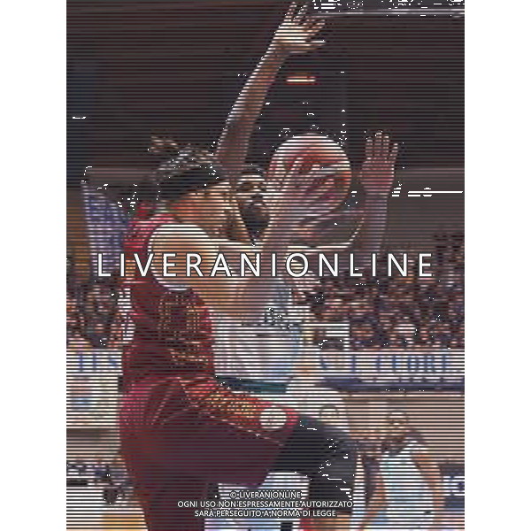 Campionato di Basket Serie A 2019/2020 Desio, Italia 02/02/2020 Acqua S. Bernardo Cantu vs Umana Reyer Venezia Nella foto: Bruno Cerella della Umana Reyer Venezia ostacolato da Hayes della S.Bernardo Cantu FOTO SAVINO PAOLELLA-ALESSIO MARINI-AG ALDO LIVERANI SAS