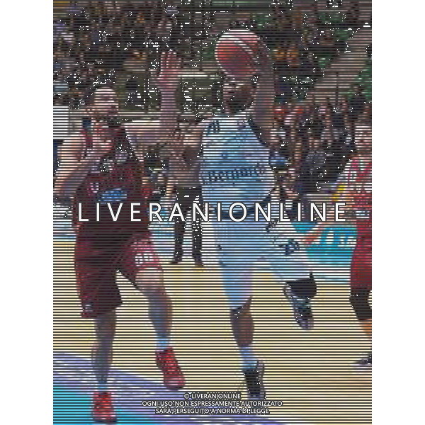 Campionato di Basket Serie A 2019/2020 Desio, Italia 02/02/2020 Acqua S. Bernardo Cantu vs Umana Reyer Venezia Nella foto: Joe Ragland della S.Bernardo Cantu ostacolato da Watt della Umana Reyer Venezia FOTO SAVINO PAOLELLA-ALESSIO MARINI-AG ALDO LIVERANI SAS
