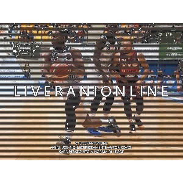 Campionato di Basket Serie A 2019/2020 Desio, Italia 02/02/2020 Acqua S. Bernardo Cantu vs Umana Reyer Venezia Nella foto: Joe Ragland della S.Bernardo Cantu inseguito da Chappell della Umana Reyer Venezia FOTO SAVINO PAOLELLA-ALESSIO MARINI-AG ALDO LIVERANI SAS