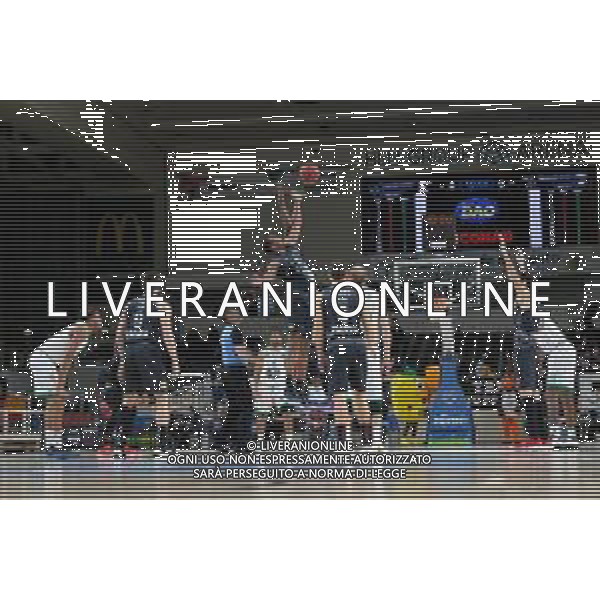 Basket EuroCup 2019/2020 Trento, Italia 04/02/2020 Dolomiti Energia Trento vs Darussafaka Tekfen Istanbul Nella foto: Palla a due con Justin Knox (13) Dolomiti Energia Trentino FOTO ROBERTO TOMMASINI-ALESSIO MARINI-AG ALDO LIVERANI SAS