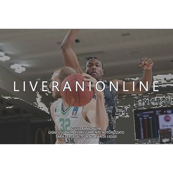 Basket EuroCup 2019/2020 Trento, Italia 04/02/2020 Dolomiti Energia Trento vs Darussafaka Tekfen Istanbul Nella foto: Rimbalzo offensivo di Sinan Guler (32) Darussafaka Tekfen Istanbul FOTO ROBERTO TOMMASINI-ALESSIO MARINI-AG ALDO LIVERANI SAS
