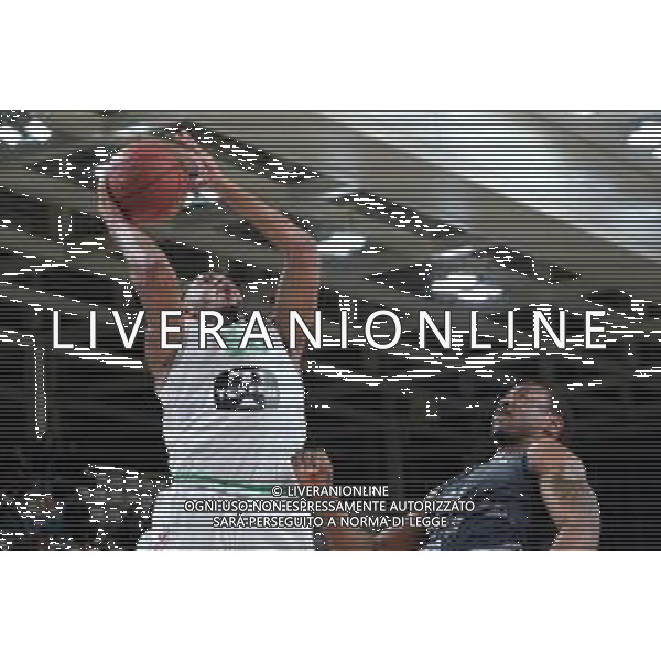 Basket EuroCup 2019/2020 Trento, Italia 04/02/2020 Dolomiti Energia Trento vs Darussafaka Tekfen Istanbul Nella foto: Bonzie Colson (50) Darussafaka Tekfen Istanbul lotta a rimbalzo con Justin Knox (13) Dolomiti Energia Trentino FOTO ROBERTO TOMMASINI-ALESSIO MARINI-AG ALDO LIVERANI SAS