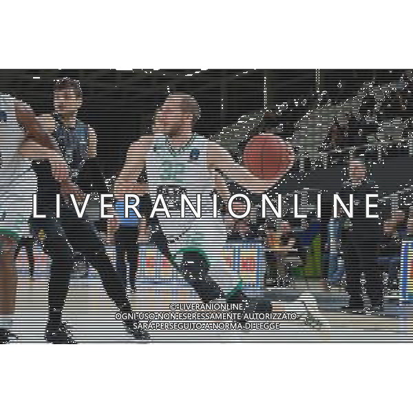 Basket EuroCup 2019/2020 Trento, Italia 04/02/2020 Dolomiti Energia Trento vs Darussafaka Tekfen Istanbul Nella foto: Sinan Guler (32) Darussafaka Tekfen Istanbul penetra a canestro. FOTO ROBERTO TOMMASINI-ALESSIO MARINI-AG ALDO LIVERANI SAS