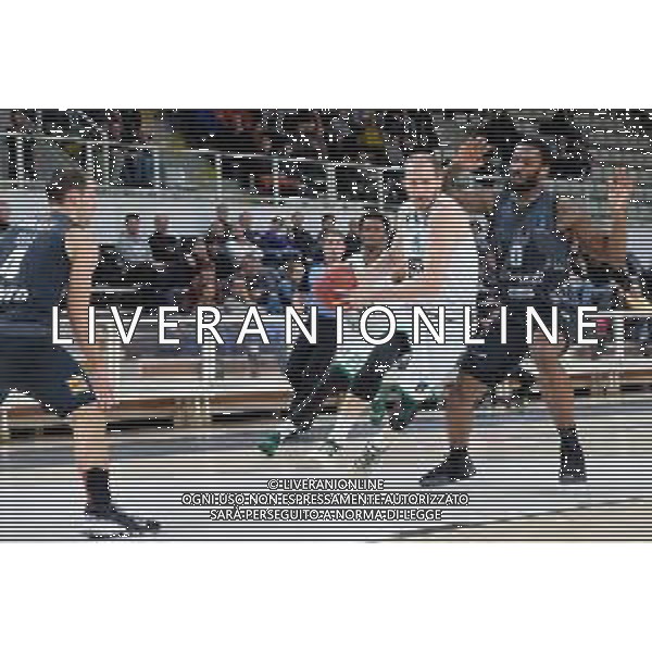 Basket EuroCup 2019/2020 Trento, Italia 04/02/2020 Dolomiti Energia Trento vs Darussafaka Tekfen Istanbul Nella foto: Sinan Guler (32) Darussafaka Tekfen Istanbul - Rashard Kelly (0) Dolomiti Energia Trentino FOTO ROBERTO TOMMASINI-ALESSIO MARINI-AG ALDO LIVERANI SAS