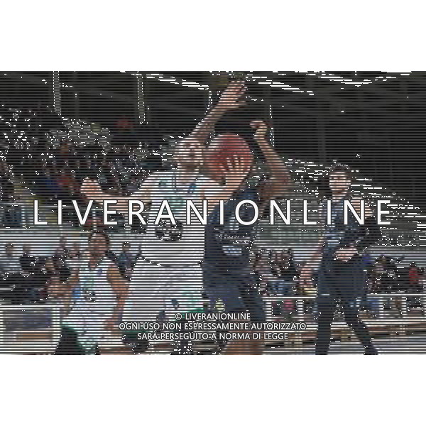 Basket EuroCup 2019/2020 Trento, Italia 04/02/2020 Dolomiti Energia Trento vs Darussafaka Tekfen Istanbul Nella foto: Sottomano di Sinan Guler (32) Darussafaka Tekfen Istanbul FOTO ROBERTO TOMMASINI-ALESSIO MARINI-AG ALDO LIVERANI SAS