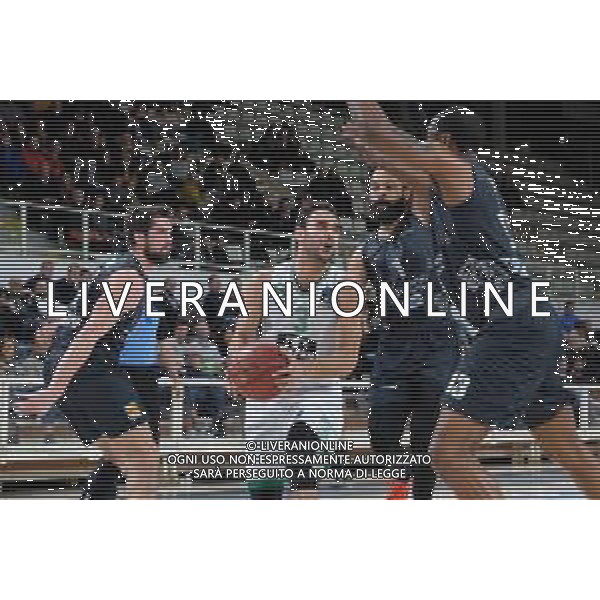 Basket EuroCup 2019/2020 Trento, Italia 04/02/2020 Dolomiti Energia Trento vs Darussafaka Tekfen Istanbul Nella foto: Penetrazione a canestro di Kartal Ozmizrak (3) Darussafaka Tekfen Istanbul FOTO ROBERTO TOMMASINI-ALESSIO MARINI-AG ALDO LIVERANI SAS