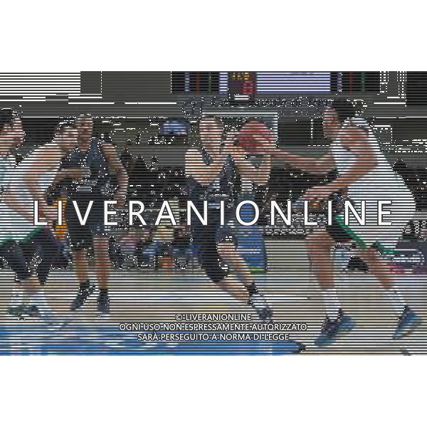 Basket EuroCup 2019/2020 Trento, Italia 04/02/2020 Dolomiti Energia Trento vs Darussafaka Tekfen Istanbul Nella foto: Penetrazione di Aaron Craft (4) Dolomiti Energia Trentino FOTO ROBERTO TOMMASINI-ALESSIO MARINI-AG ALDO LIVERANI SAS