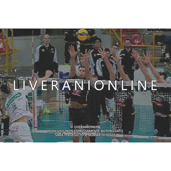 Campionato di Volley Superlega Serie A 2019/2020 Verona, Italia 05/02/2020 Calzedonia Verona - Kioene Padova Nella foto: Muro Verona con Stephen Boyer (9) Calzedonia Verona - Asparuh Asparuhow (8) Calzedonia Verona ©Roberto Tommasini - Alessio Marini / AGENZIA ALDO LIVERANI SAS