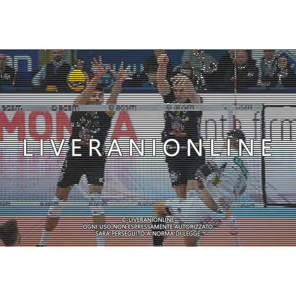 Campionato di Volley Superlega Serie A 2019/2020 Verona, Italia 05/02/2020 Calzedonia Verona - Kioene Padova Nella foto: Muro a due Verona con Asparuh Asparuhow (8) Calzedonia Verona - Sebastian Sole (11) Calzedonia Verona ©Roberto Tommasini - Alessio Marini / AGENZIA ALDO LIVERANI SAS