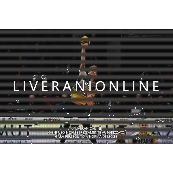 Campionato di Volley Superlega Serie A 2019/2020 Modena, Italia 05/02/2020 Leo Shoes Modena vs Cucine Lube Civitanova Nella foto: Battuta di Maxwell Philip Holt (12) (Leo Shoes Modena) ©Daniele Nicli - Alessio Marini / AGENZIA ALDO LIVERANI SAS