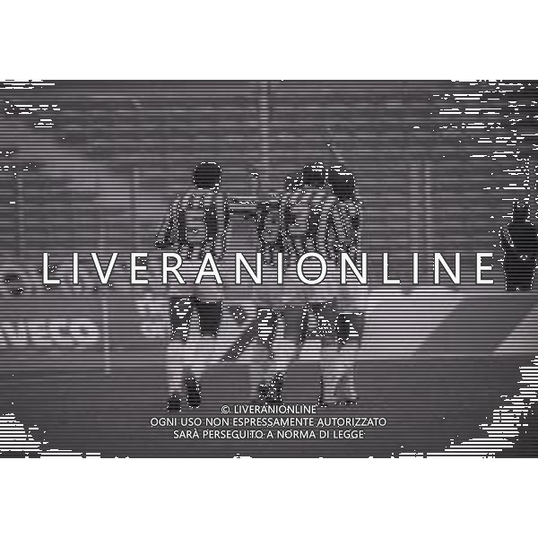 28-10-1990 TORINO CAMPIONATO DI CALCIO SERIE A JUVENTUS INTER 4-2 NELLA FOTO ABBRACCI GIOCATORI JUVENTUS DOPO IL GOAL AG ALDO LIVERANI SAS