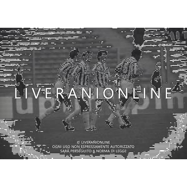 28-10-1990 TORINO CAMPIONATO DI CALCIO SERIE A JUVENTUS INTER 4-2 NELLA FOTO ABBRACCI GIOCATORI JUVENTUS DOPO IL GOAL AG ALDO LIVERANI SAS