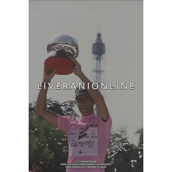 RETROSPETTIVA MIGUEL INDURAIN CICLISTA NELLA FOTO MIGUEL INDURAIN CON LA MAGLIA ROSA VINCE IL GIRO D\'ITALIA 1992 AG ALDO LIVERANI SAS