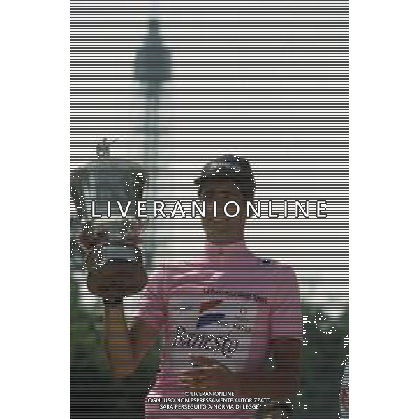 RETROSPETTIVA MIGUEL INDURAIN CICLISTA NELLA FOTO MIGUEL INDURAIN CON LA MAGLIA ROSA VINCE IL GIRO D\'ITALIA 1992 AG ALDO LIVERANI SAS