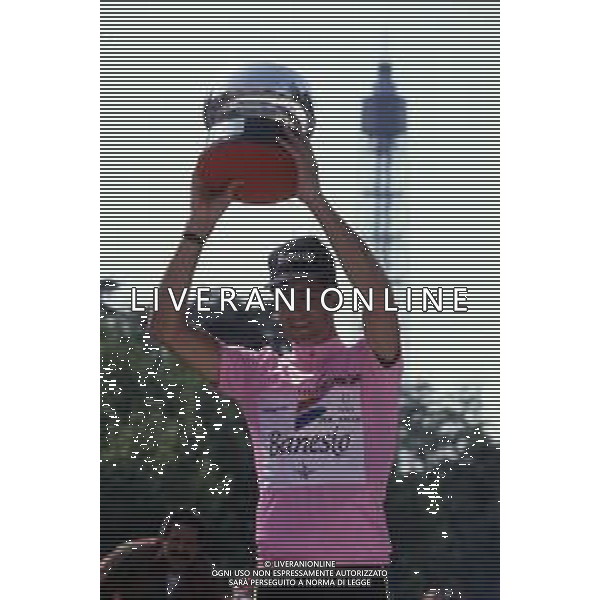 RETROSPETTIVA MIGUEL INDURAIN CICLISTA NELLA FOTO MIGUEL INDURAIN CON LA MAGLIA ROSA VINCE IL GIRO D\'ITALIA 1992 AG ALDO LIVERANI SAS