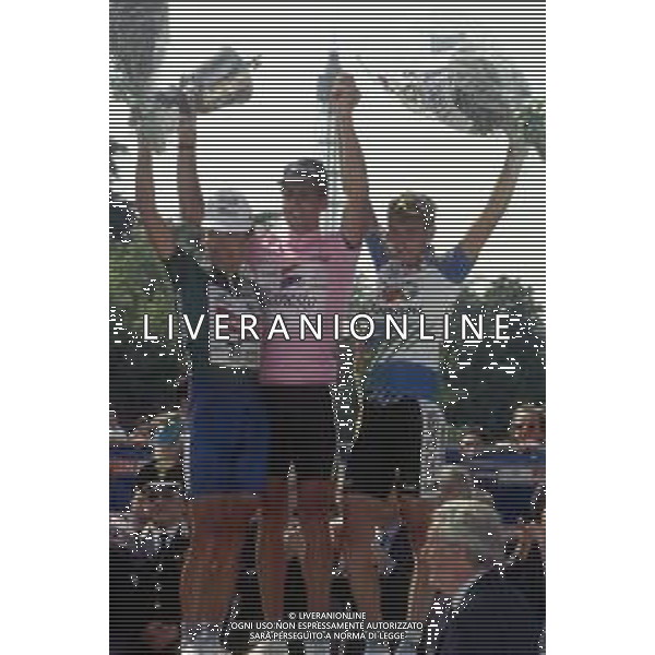 RETROSPETTIVA MIGUEL INDURAIN CICLISTA NELLA FOTO MIGUEL INDURAIN CON LA MAGLIA ROSA VINCE IL GIRO D\'ITALIA 1992 CON CLAUDIO CHIAPPUCCI E -------------- AG ALDO LIVERANI SAS