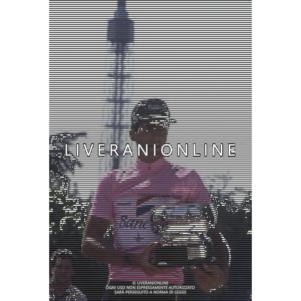 RETROSPETTIVA MIGUEL INDURAIN CICLISTA NELLA FOTO MIGUEL INDURAIN CON LA MAGLIA ROSA VINCE IL GIRO D\'ITALIA 1992 AG ALDO LIVERANI SAS