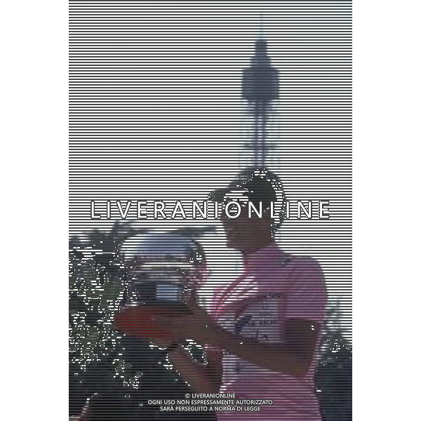 RETROSPETTIVA MIGUEL INDURAIN CICLISTA NELLA FOTO MIGUEL INDURAIN CON LA MAGLIA ROSA VINCE IL GIRO D\'ITALIA 1992 AG ALDO LIVERANI SAS