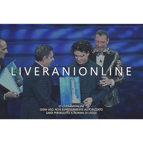 Foto: Aldo Liverani 07/02/2020 Sanremo (Italia) Spettacolo Serata n\'4 - 70\' Festival di Sanremo Teatro Ariston Nella foto: Leo Gassmann vincitore delle Nuove Proposte con Amadeus e Giovanni Toti Photo: Aldo Liverani 07 February 2020 Sanremo (Italy) Entertainment Day 4 of 70\' Festival Sanremo In the pic: Leo Gassmann win “Nuove Proposte"