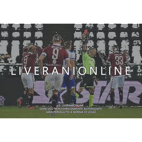 Torino 08.02.2020 Stadio Grande Torino ©Falzone/Agenzia Aldo Liverani 08.02.2020 23^ giornata Torino vs Sampdoria Serie A Tim 2019-2020 Nella foto : ARBITRO PAOLO VALERI ESTRAE IL CARTELLINO ROSSO PER L\'ESPULSIONE DI ARMANDO IZZO ©FALZONE / AGENZIA ALDO LIVERANI SAS