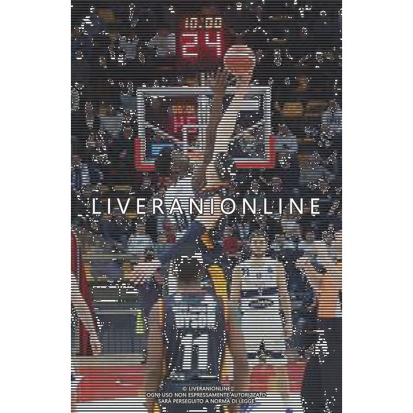 Campionato di Basket Serie A 2019/2020 Bologna, Italia 08/02/2020 Fortitudo Bologna vs Virtus Roma Nella foto: Henry Sims (Fortitudo Pompea Bologna) palla a due con Amar Alibegovic (Virtus Roma) FOTO MICHELE NUCCI-ALESSIO MARINI-AG ALDO LIVERANI SAS