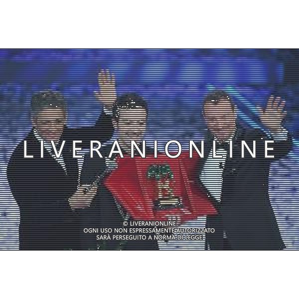 Foto: Aldo Liverani 08/02/2020 Sanremo (Italia) Spettacolo Serata n\'5 - 70\' Festival di Sanremo Teatro Ariston Nella foto: Diodato vincitore del Festival di Sanremo con Fiorello e Amadeus Photo: Aldo Liverani 08 February 2020 Sanremo (Italy) Entertainment Day 5 of 70\' Festival Sanremo In the pic: Diodato winner of Festival of Sanremo
