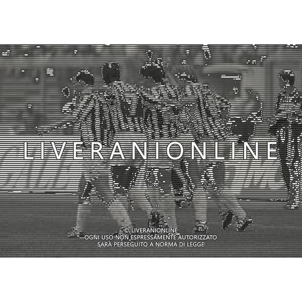 01-09 1991 TORINO CAMPIONATO DI CALCIO SERIE A JUVENTUS FIORENTINA 1-0 NELLA FOTO ABBRACCI GIOCATORI JUVENTUS DOPO IL GOAL AG ALDO LIVERANI SAS