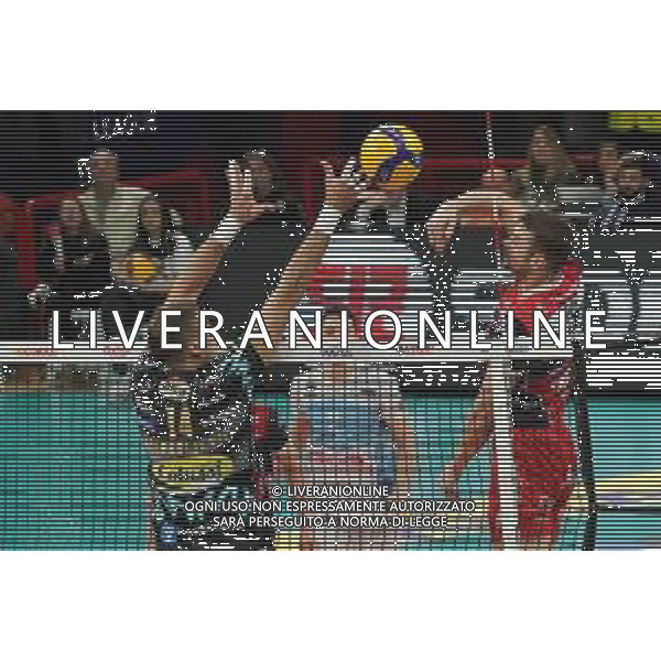 Campionato di Volley Superlega Serie A 2019/2020 Perugia, Italia 09/02/2020 Sir Safety Conad Perugia vs Gas Sales Piacenza Nella foto: kooy dick (n. 8 schiacciatore - spiker gas sales piacenza) schiaccia aleksandar atanasijevic (n.14 opposto sir safety conad perugia) a muro FOTO LORIS CERQUIGLINI-ALESSIO MARINI-AG ALDO LIVERANI SAS