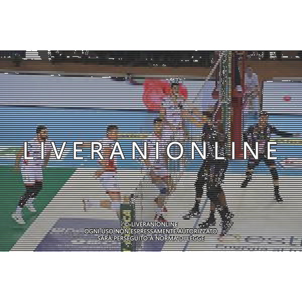 Campionato di Volley Superlega Serie A 2019/2020 Civitanova, Italia 09/02/2020 Cucine Lube Civitanova - Consar Ravenna Nella foto: Schiacciata Ter Horst Thijs (Consar Ravenna) MuroJuantorena Osmany (Cucine Lube Civitanova) FOTO ROBERTO BATOMEOLI-ALESSIO MARINI-AG ALDO LIVERANI SAS