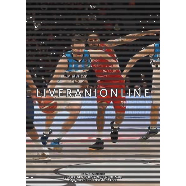 Campionato di Basket Serie A 2019/2020 Milano, Italia 09/02/2020 AX Armani Exchange Olimpia Milano vs Vanoli Basket Cremona Nella foto: Travis Diener della Vanoli Cremona ostacolato da Sykes della AX Armani Exchange Olimpia Milano ©Savino Paolella - Alessio Marini / AGENZIA ALDO LIVERANI SAS