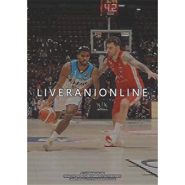 Campionato di Basket Serie A 2019/2020 Milano, Italia 09/02/2020 AX Armani Exchange Olimpia Milano vs Vanoli Basket Cremona Nella foto: Saunders della Vanili Cremona contrastato da Micov della AX Armani Exchange Olimpia Milano ©Savino Paolella - Alessio Marini / AGENZIA ALDO LIVERANI SAS