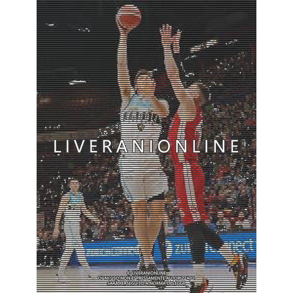 Campionato di Basket Serie A 2019/2020 Milano, Italia 09/02/2020 AX Armani Exchange Olimpia Milano vs Vanoli Basket Cremona Nella foto: Ethan Happ della Vanoli Cremona ostacolato da Nedovic della AX Armani Exchange Olimpia Milano ©Savino Paolella - Alessio Marini / AGENZIA ALDO LIVERANI SAS
