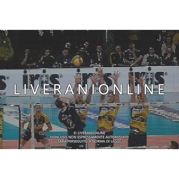 Campionato di Volley Superlega Serie A 2019/2020 Modena, Italia 09/02/2020 Leo Shoes Modena vs Allianz Milano Nella foto: Attacco di Nemanja Petric (09) (Allianz Milano) con muro a 3 di Leo Shoes Modena FOTO DANIELE NICLI-ALESSIO MARINI-AG ALDO LIVERANI SAS