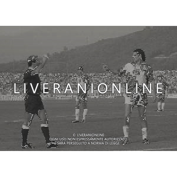 20-09-1992 BRESCIA CAMPIONATO DI CALCIO DI SERIE A BRESCIA PESCARA 1-0 NELLA FOTO ARBITRO VIRGINIO QUARTUCCIO AMMINISCE GIACOMO DICARA AG ALDO LIVERANI SAS
