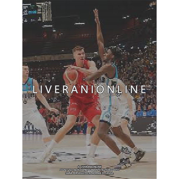 Campionato di Basket Serie A 2019/2020 Milano, Italia 09/02/2020 AX Armani Exchange Olimpia Milano vs Vanoli Basket Cremona Nella foto: Tarczewski della AX Armani Exchange Olimpia Milano ostacolato da Akele della Vanoli Cremona FOTO SAVINO PAOLELLA-ALESSIO MARINI -AG ALDO LIVERANI SAS