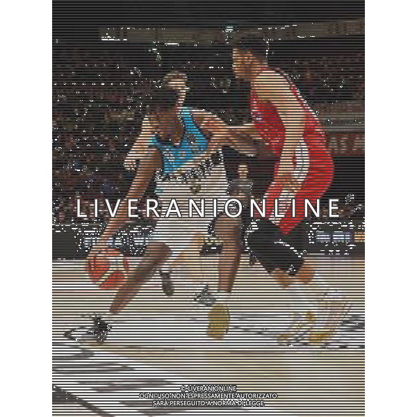 Campionato di Basket Serie A 2019/2020 Milano, Italia 09/02/2020 AX Armani Exchange Olimpia Milano vs Vanoli Basket Cremona Nella foto: Akele della Vanoli Cremona ostacolato da Jeff Brooks della AX Armani Exchange Olimpia Milano FOTO SAVINO PAOLELLA-ALESSIO MARINI-AG ALDO LIVERANI SAS