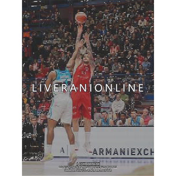 Campionato di Basket Serie A 2019/2020 Milano, Italia 09/02/2020 AX Armani Exchange Olimpia Milano vs Vanoli Basket Cremona Nella foto: Micov della AX Armani Exchange Olimpia Milano al tiro ostacolato da Saunders della Vanili Cremona FOTO SAVINO PAOLELLA-ALESSIO MARINI-AG ALDO LIVERANI SAS