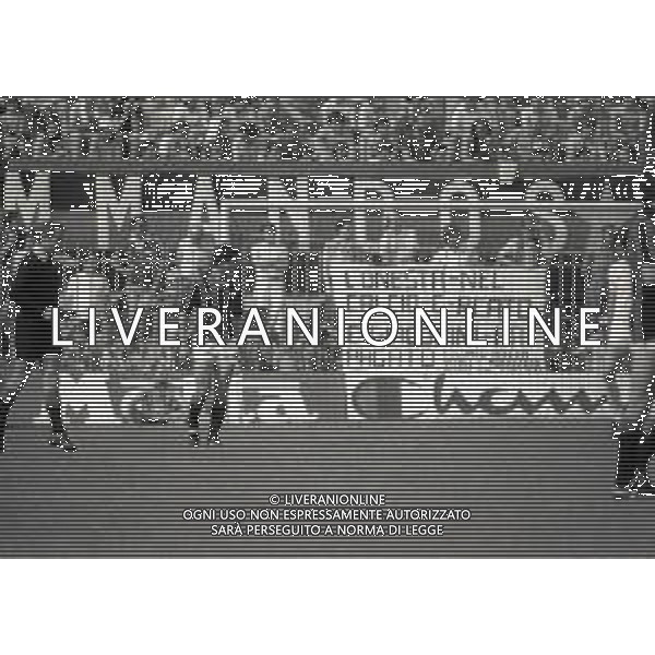 14-06-1981 MILANO-CAMPIONATO DI CALCIO SERIE B MILAN MONZA 1-0 NELLA FOTO TIFOSI A FAVORE DI MASSIMO GIACOMINI ALLENATORE MILAN AG ALDO LIVERANI SAS