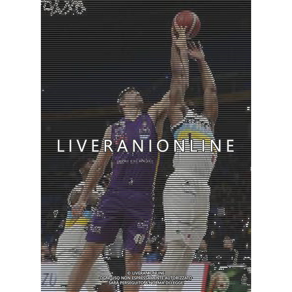 Pesaro 13/02/2020 - Zurich Connect Final Eight 2020 Quarto di Finale - AX Armani Exange Mlano vs Vanoli Baket Cremona - nella foto: Scola Luis (AX Armani Exange Milano) Wesley Saunders (Vanoli Basket Cremona) ©Claudio Zamagni/Agenzia Aldo Liverani s.a.s.
