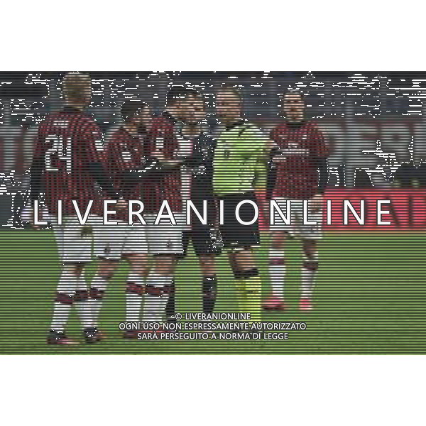 l\'arbitro Valeri mima il gesto del braccio largo che ha portato al rigore per la Juve Milan vs Juventus Coppa Italia - semifinale gara di andata Milano 13-02-2020 Stadio Giuseppe Meazza - San Siro foto Roberto Garavaglia - ag. Aldo Liverani sas / AGENZIA ALDO LIVERANI SAS