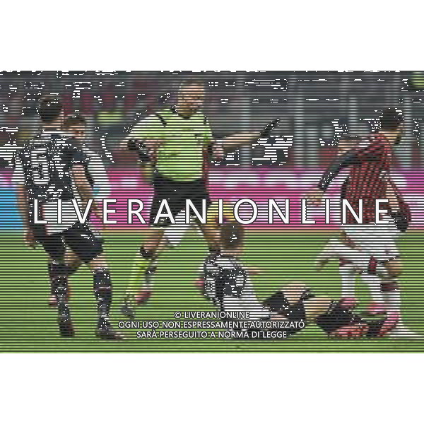 l’arbitro Paolo Valeri di Roma colpito dal pallone durante una fase del gioco Milan vs Juventus Coppa Italia - semifinale gara di andata Milano 13-02-2020 Stadio Giuseppe Meazza - San Siro foto Roberto Garavaglia - ag. Aldo Liverani sas