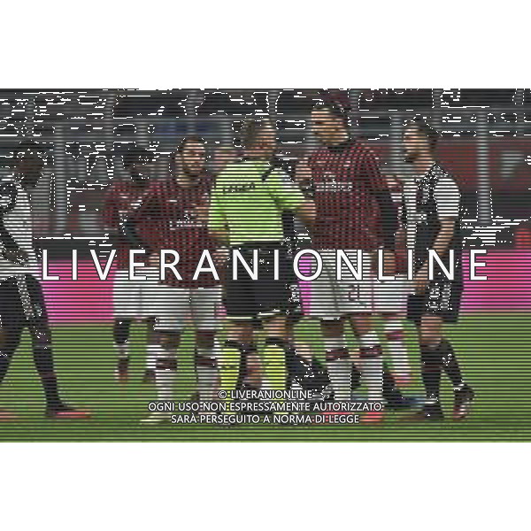 l’arbitro Paolo Valeri di Roma discute con Zlatan Ibrahimovic (Milan) dopo averlo ammonito Milan vs Juventus Coppa Italia - semifinale gara di andata Milano 13-02-2020 Stadio Giuseppe Meazza - San Siro foto Roberto Garavaglia - ag. Aldo Liverani sas