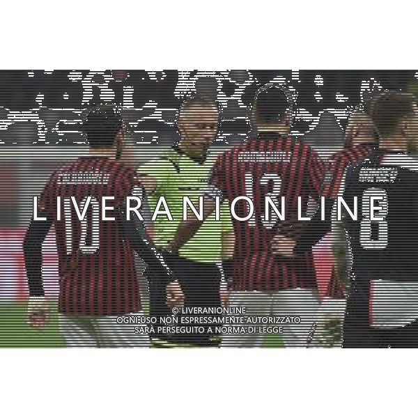 i giocatori del Milan protestano con l’arbitro Paolo Valeri di Roma Milan vs Juventus Coppa Italia - semifinale gara di andata Milano 13-02-2020 Stadio Giuseppe Meazza - San Siro foto Roberto Garavaglia - ag. Aldo Liverani sas