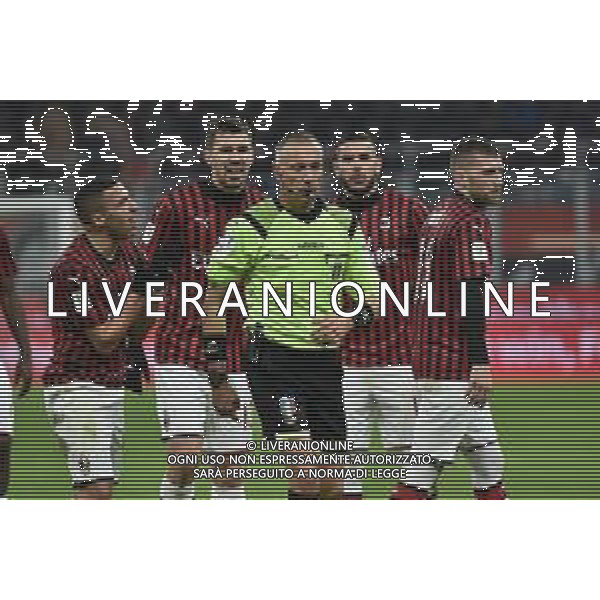 i giocatori del Milan protestano con l’arbitro Paolo Valeri di Roma Milan vs Juventus Coppa Italia - semifinale gara di andata Milano 13-02-2020 Stadio Giuseppe Meazza - San Siro foto Roberto Garavaglia - ag. Aldo Liverani sas