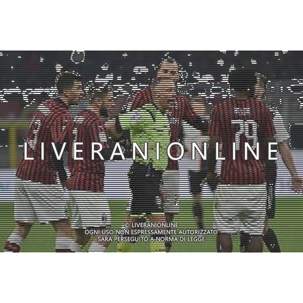 i giocatori del Milan protestano con l’arbitro Paolo Valeri di Roma Milan vs Juventus Coppa Italia - semifinale gara di andata Milano 13-02-2020 Stadio Giuseppe Meazza - San Siro foto Roberto Garavaglia - ag. Aldo Liverani sas