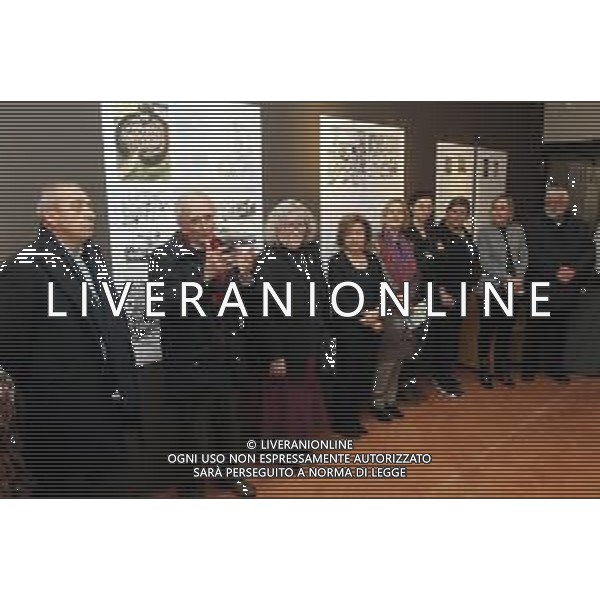 IMOLA 15 2020 SCUOLA SUPERIORE ITIS ALBERGHETTI INAUGURAZIONE MOSTRA "UN PONTE AEREO PER L\'EUROPA" NELLA FOTO INAUGURAZIONE DELLA MOSTRA CON LA PRESIDE DELL\'ISTITUTO ITIS ALBERGHETTI VANNA MONDUCCI VESCOVO GIOVANNI MOSCIATTI PROFESSORI DELL\'ISTITUTO ITIS ALBERGHETTI E RAPRESENTANZA DELLA FONDAZIONE IMOLA PROF EVARISTO CAMPOMORI E RODOLFO ORTOLANI